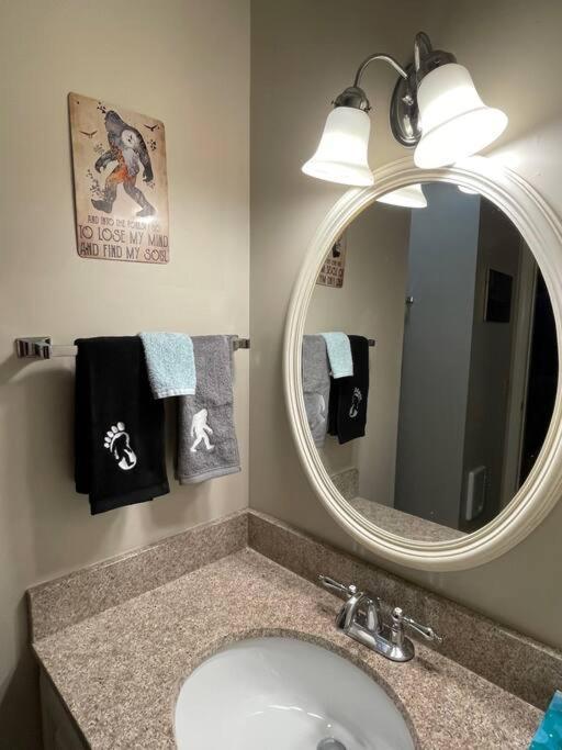 Unique Yeti-Theme Ski On Off Suite Jiminy-Sleeps 4 Hancock Zewnętrze zdjęcie